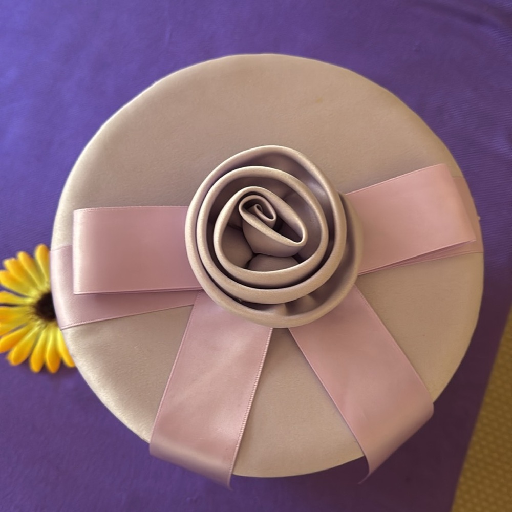 ๐ VINTAGE; Lilac-Colored Mini Hat or Gift Box with Bow and Rosebud Decor on Top! - Picture 3 of 11